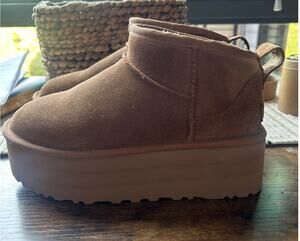 UGGS, Platform, Size 6